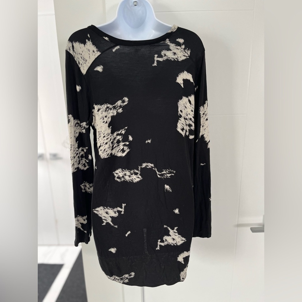 Wilfred/ Long sleeve/ V-neck/ Split hem top/ White & black Abstract/ Size US M - Picture 4 of 9